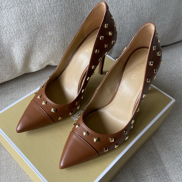 NWT Michael Kors Keke Toe Cap Pump, 7M, brown leather with gold pyramid studs. - Picture 8 of 13